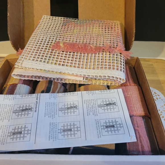 Latch Hook Kit Wonderart # 4295 "Labs" - Picture 2 of 8